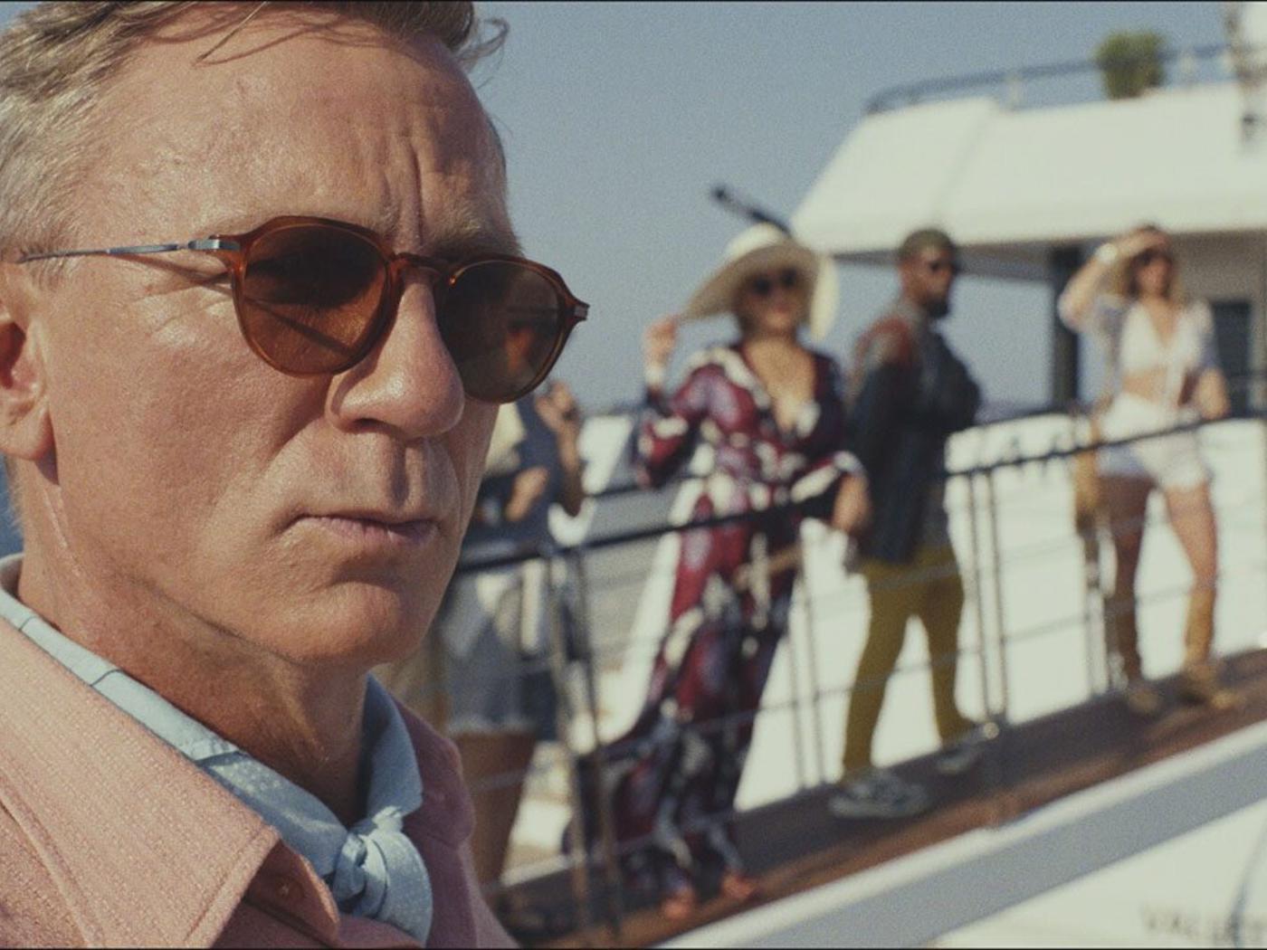 En leksjon i avslappet stil fra Daniel Craig i Netflix Glass Onion: A Knives Out Mystery