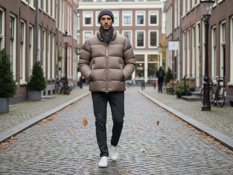 Mann iført dunjakke fra Woolrich