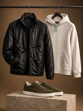 Antrekk: Lightweight jakke, hoodie & sneakers