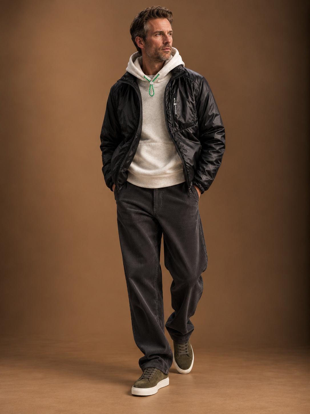 Antrekk: Lightweight jakke, hoodie & sneakers